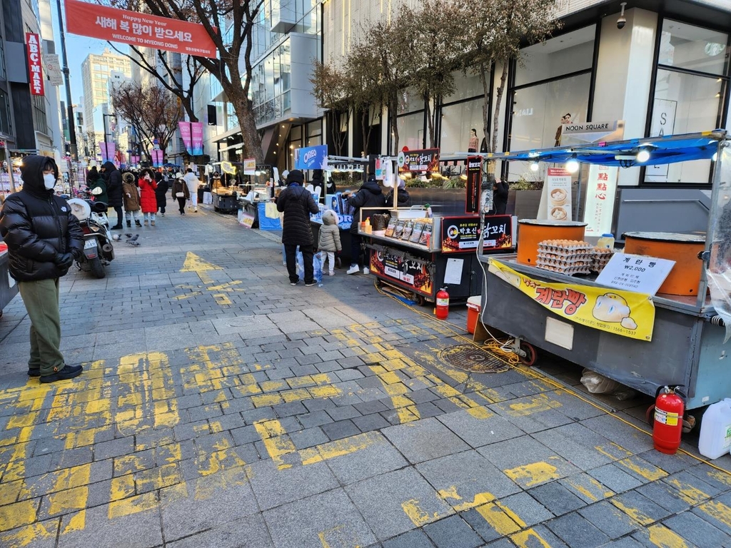 [이슈 In] 활기찾는 명동 노점상…불법과 합법 사이 90만원