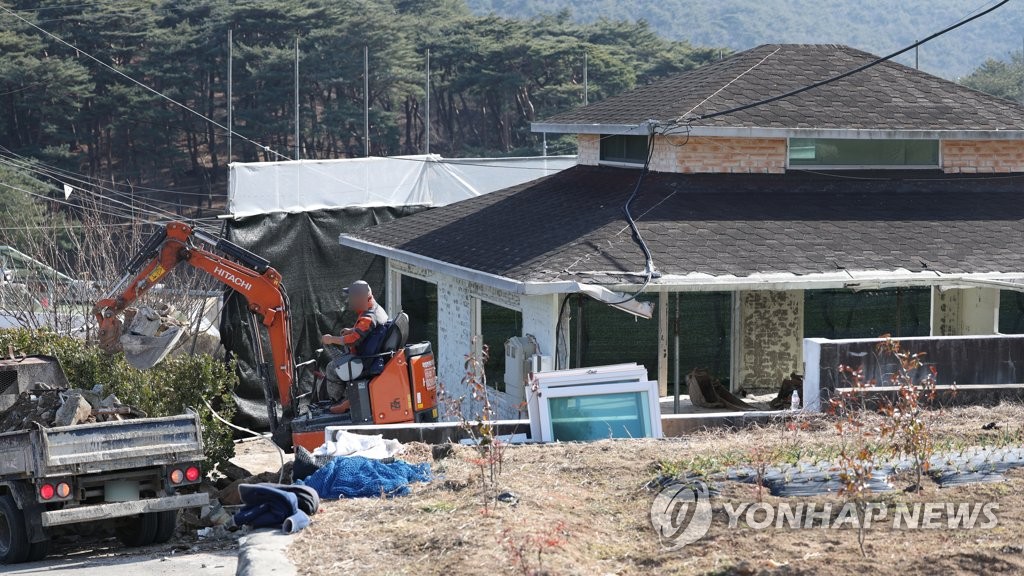 문 전 대통령 사저 인근 평산마을 책방 공사 시작