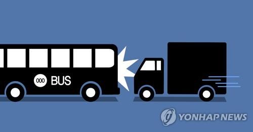 상주영천고속도서 고속버스·화물차 3대 추돌…12명 경상