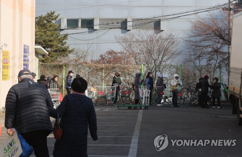 군인가족 이용 영외마트 문전성시