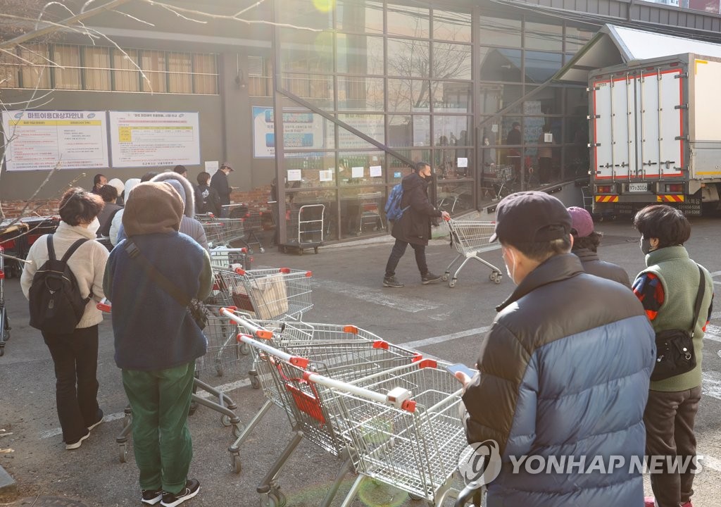 군인가족 이용 영외마트 문전성시
