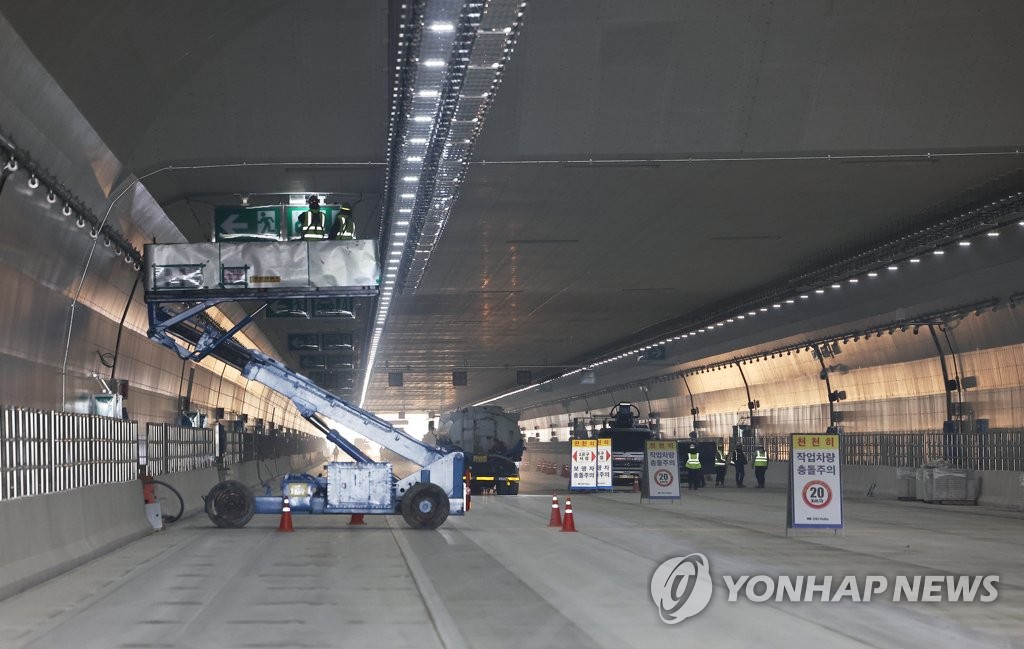 상행선 개통 앞둔 경부고속도로 직선화 사업
