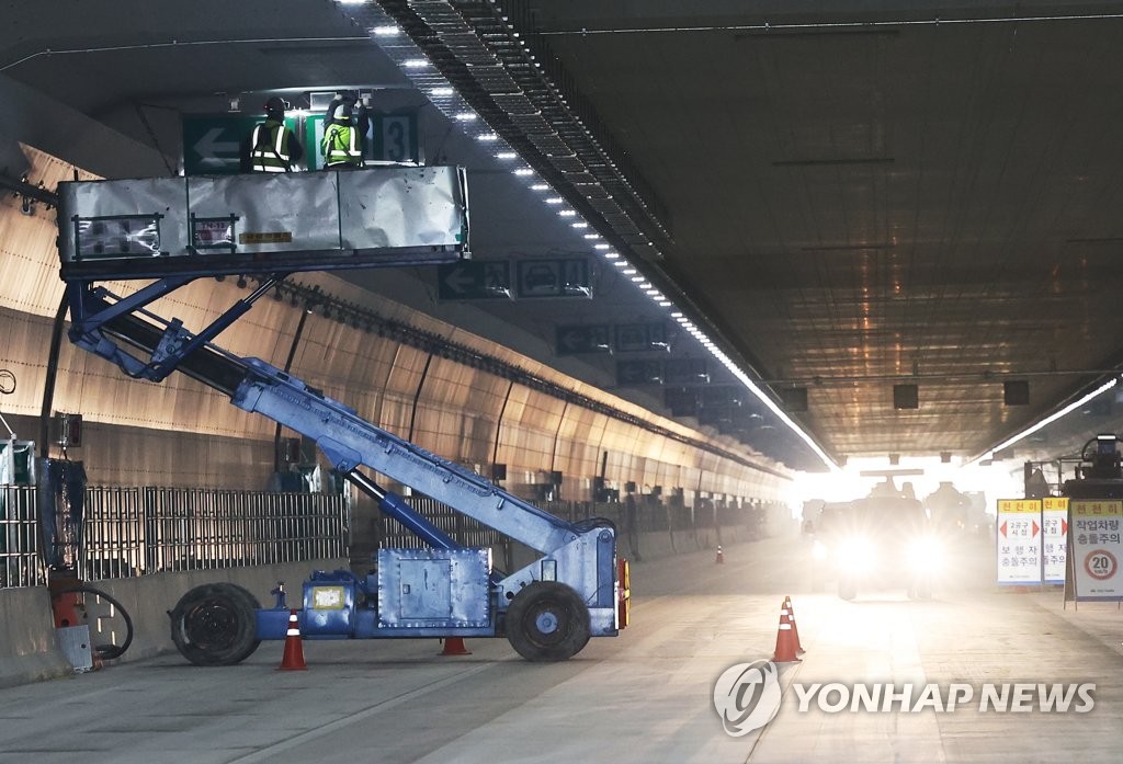 공사 한창인 경부고속도로 직선화 사업 상행선