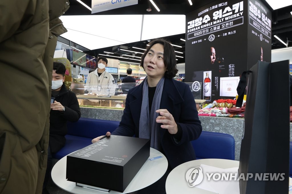 사인회 하는 김창수 위스키 제조장인