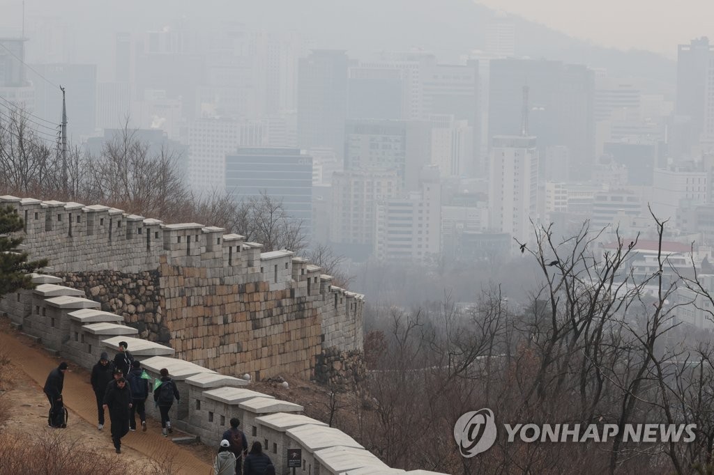날 풀리자 미세먼지 기승