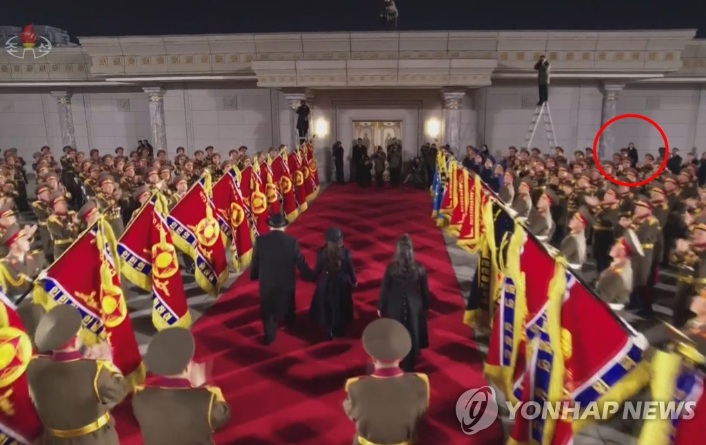 김여정 위상변화?…김주애 레드카펫 밟을 때 모퉁이서 포착