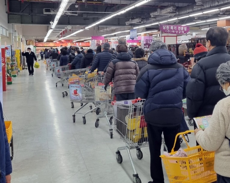 한우가 반값이라니…하나로마트에 오픈런 진풍경