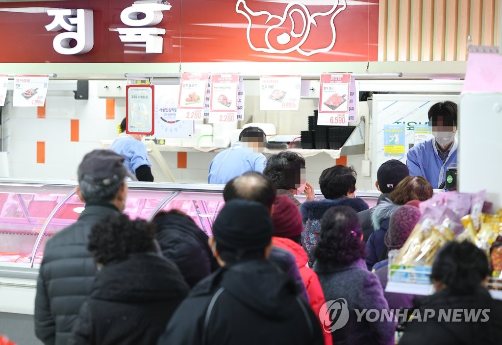 한우 반값 할인 행사 마지막 날, 붐비는 마트 정육코너 앞