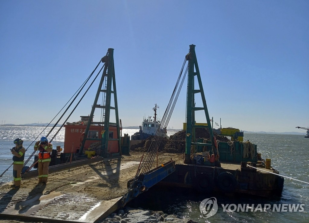 인천신항서 준설작업 중 포탄 2발 발견…군부대 수거
