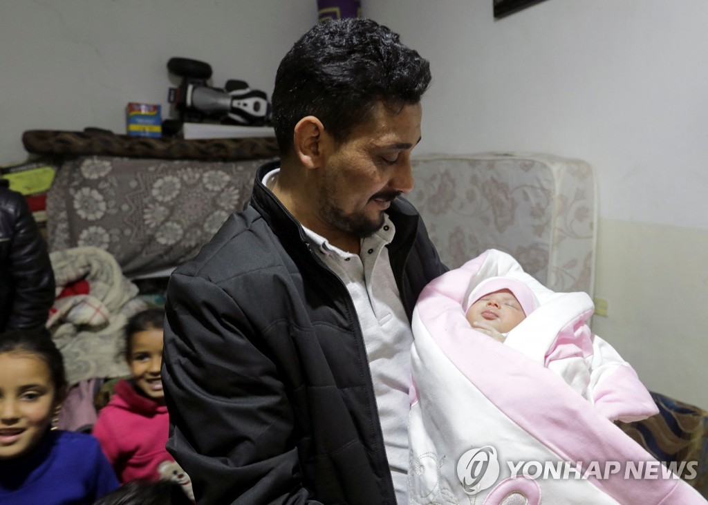 [튀르키예 강진] 탯줄 단채 발견된 기적의 아기, 고모집으로 입양