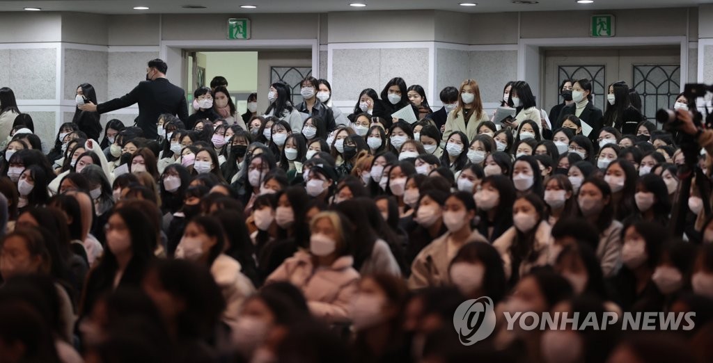 자리가 없어요 선채로 입학식 참석한 신입생들