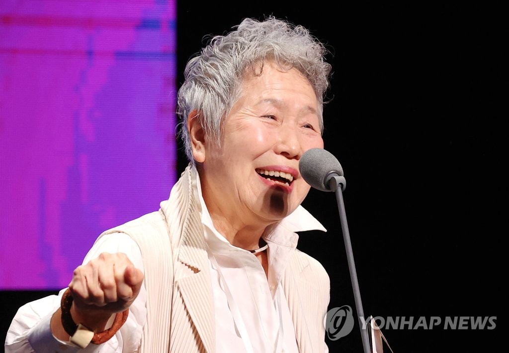 시상자로 나선 박정자