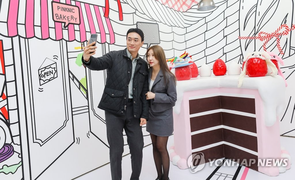 현대백화점, 푸룻푸룻프렌즈와 핑크닉 전시 개최