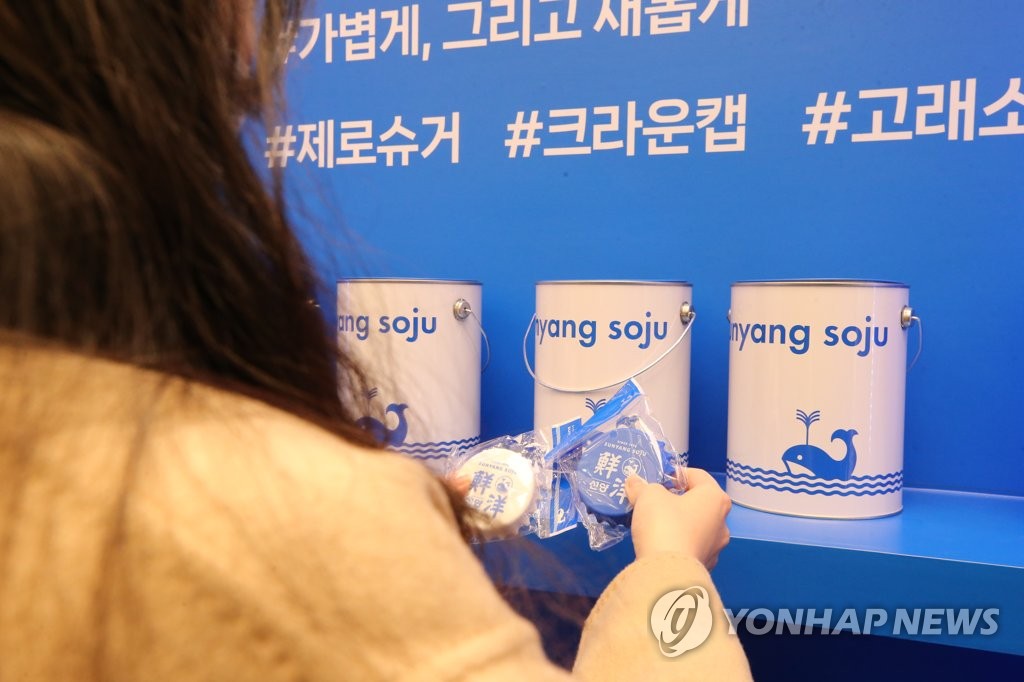 맥키스컴퍼니 신제품 선양 소주 팝업스토어 구경하는 고객