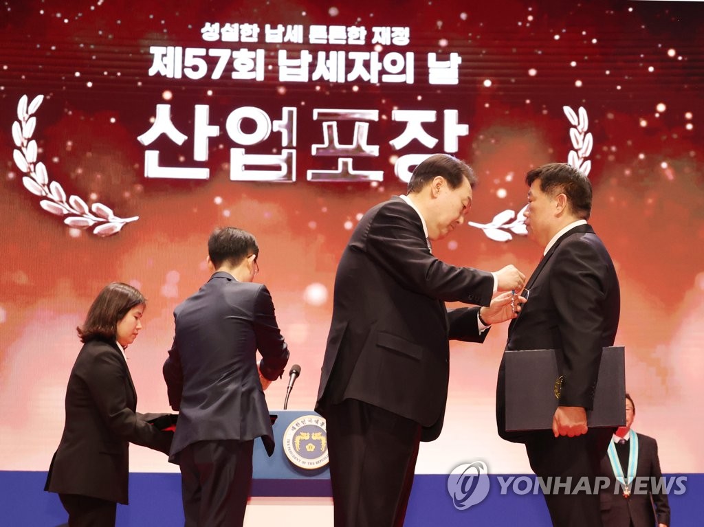 산업포장 수상하는 주유복 수성테크 대표