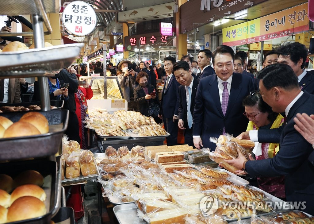 울산 신정시장 제과점 찾은 윤석열 대통령