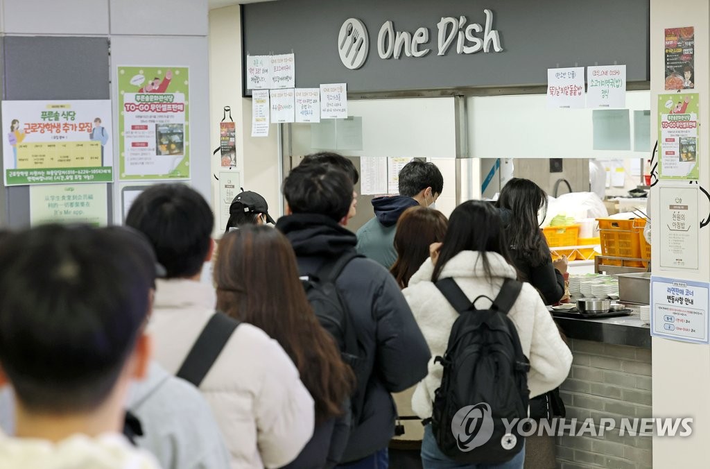 붐비는 대학교 학생 식당