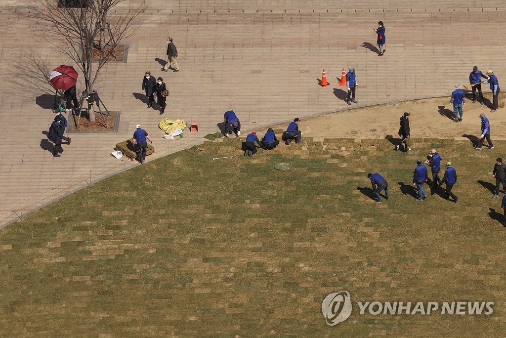 서울광장은 봄 맞이 준비 중