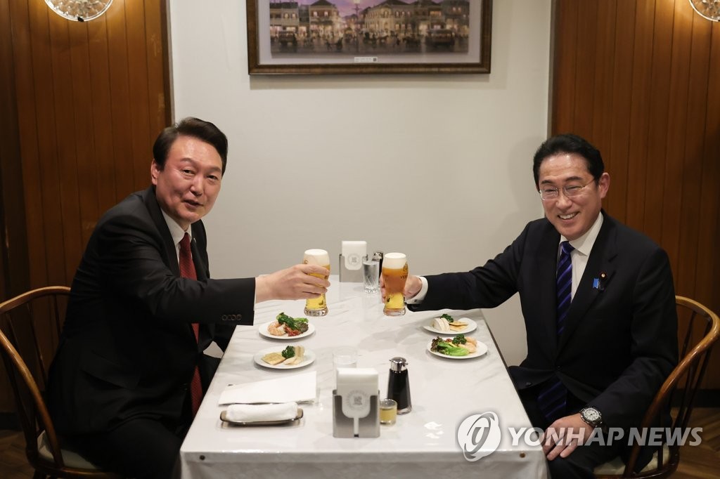 생맥주 건배하는 윤석열 대통령과 기시다 일본 총리