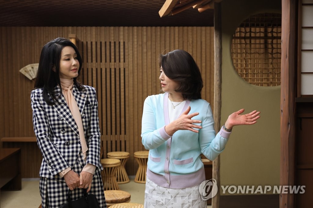 친교의 시간 갖는 한일 정상 부인