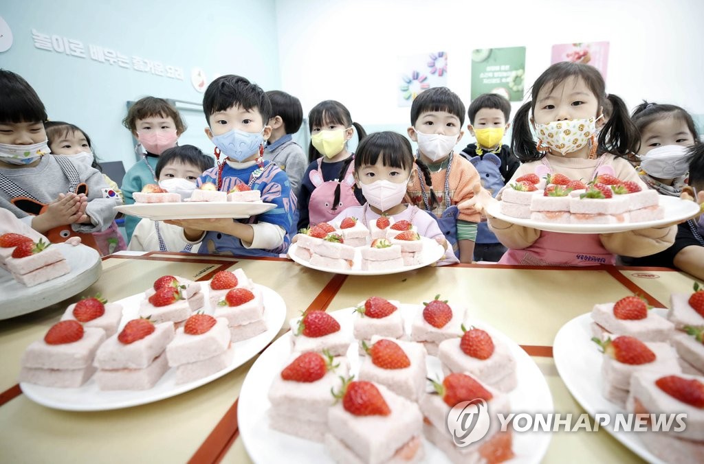 어린이집도 일상회복…발열검사 의무 폐지·식사가림막 자율로