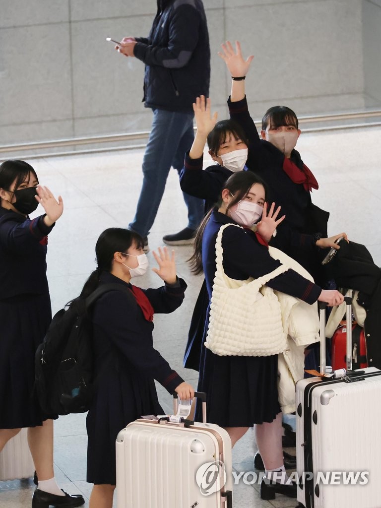 인천공항 입국하는 일본 고등학교 학생들