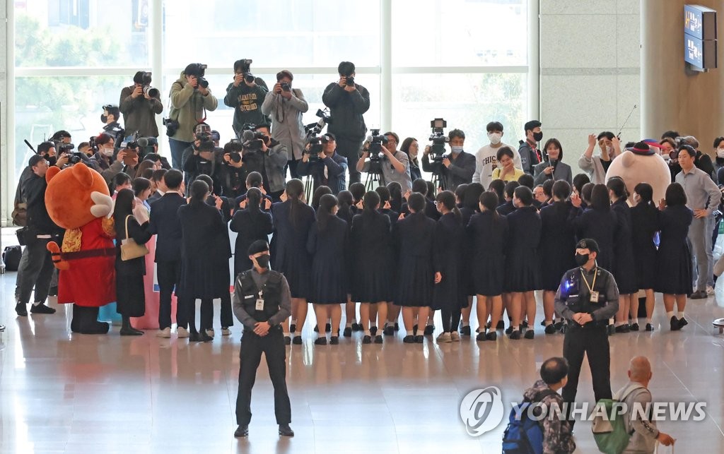 인천공항 입국하는 일본 고등학교 학생들