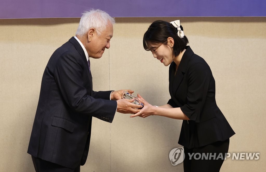 서해수호 영웅의 딸에게 전하는 기념품