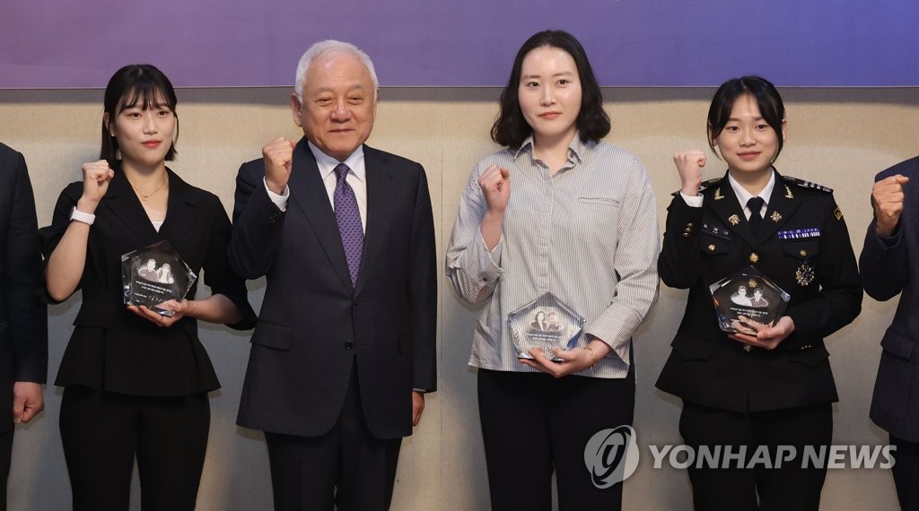서해수호 영웅의 딸들과의 만남
