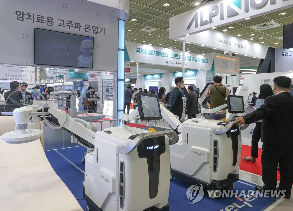 의료기기 살펴보는 참관객들