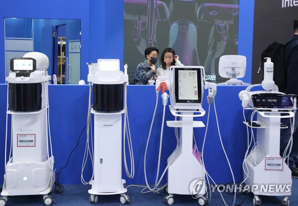 의료기기 살펴보는 참관객들
