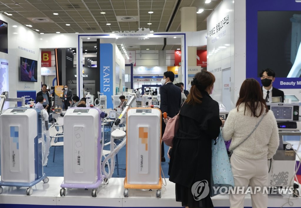 의료기기 살펴보는 참관객들