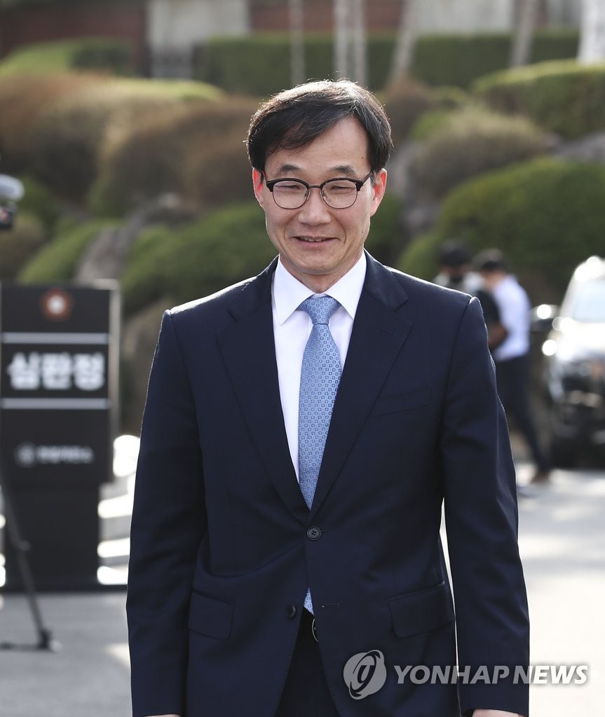 대심판정 나서는 노희범 변호사