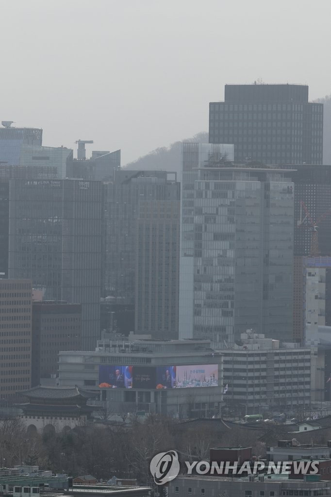 전광판도 흐리게 만드는 미세먼지