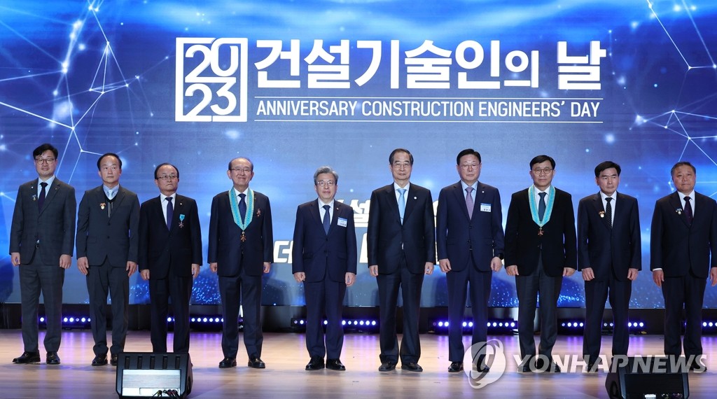 한덕수 국무총리, 건설기술인들과 함께 기념 촬영