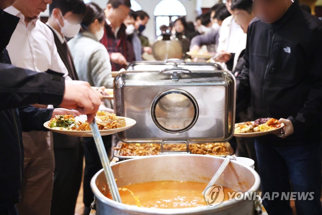 먹거리 가격 또 들썩, 북적이는 한식부페