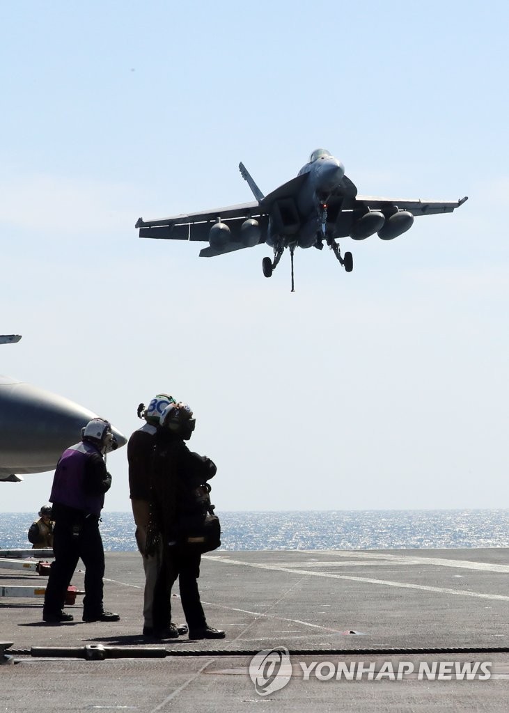 한미 해군 연합 해상훈련…F/A-18F 슈퍼호넷의 착함 훈련