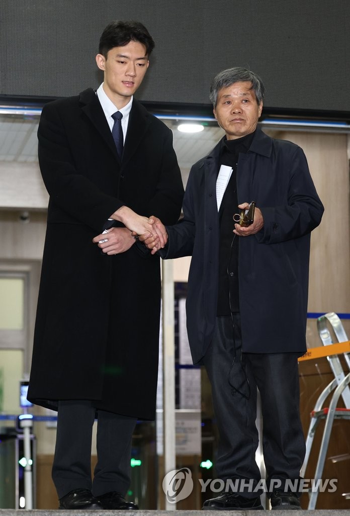 전태삼과 인사하는 전우원