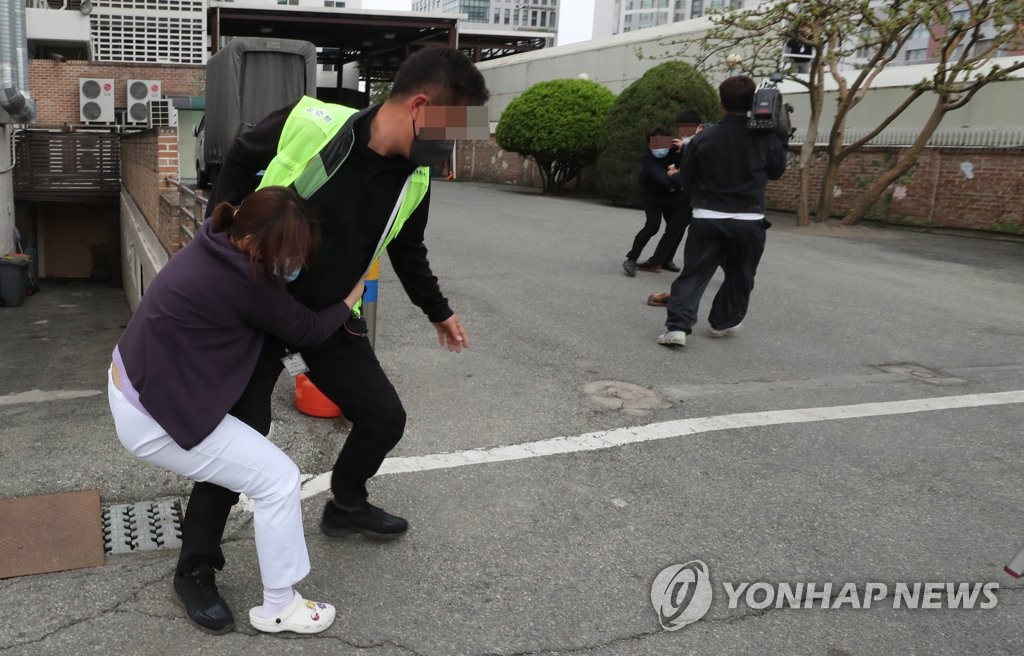 청주병원 강제집행 4시간40분 대치 끝 연기…한때 몸싸움(종합)