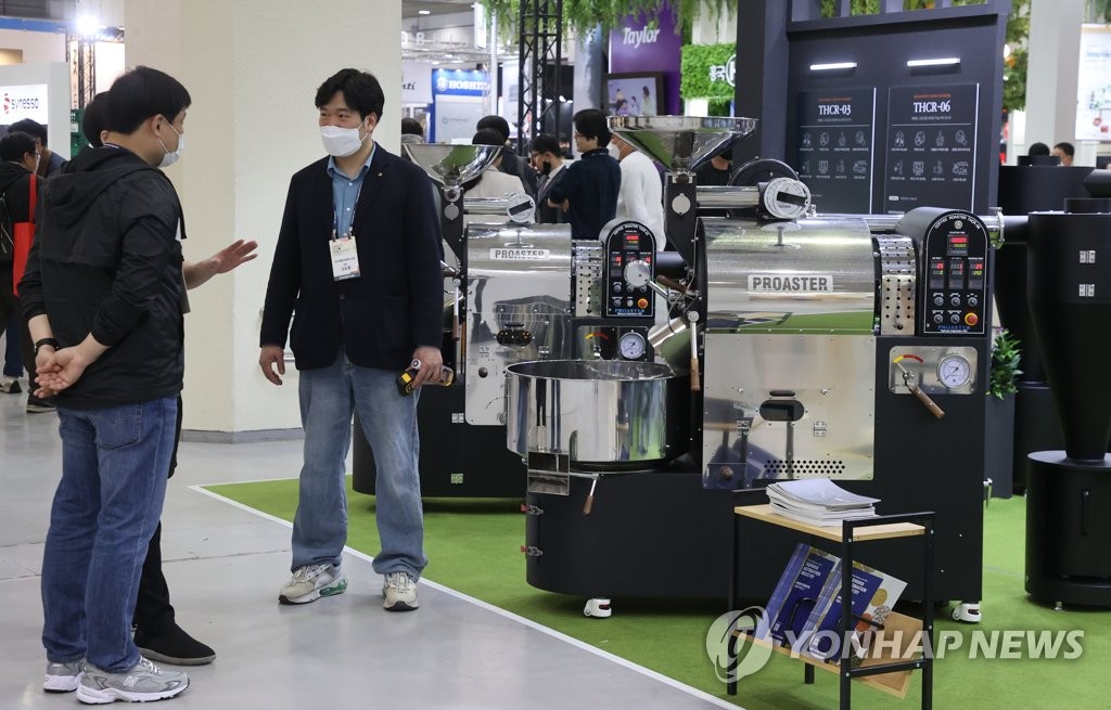 원두 로스터기 살펴보는 참관객들