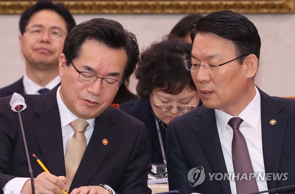 김인중 차관과 대화하는 정황근 농림축산식품부 장관