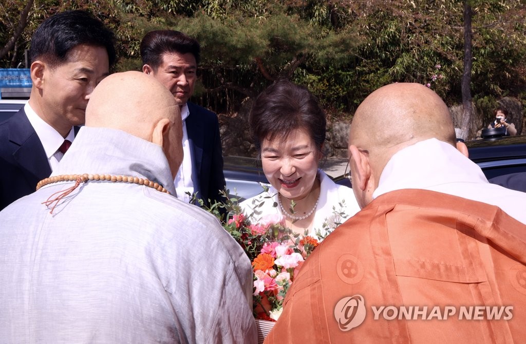대구 동화사 방문한 박근혜