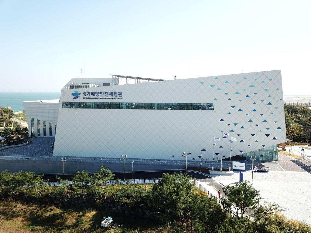 제2 세월호 참사 없게…생존수영 가르치는 경기해양안전체험관
