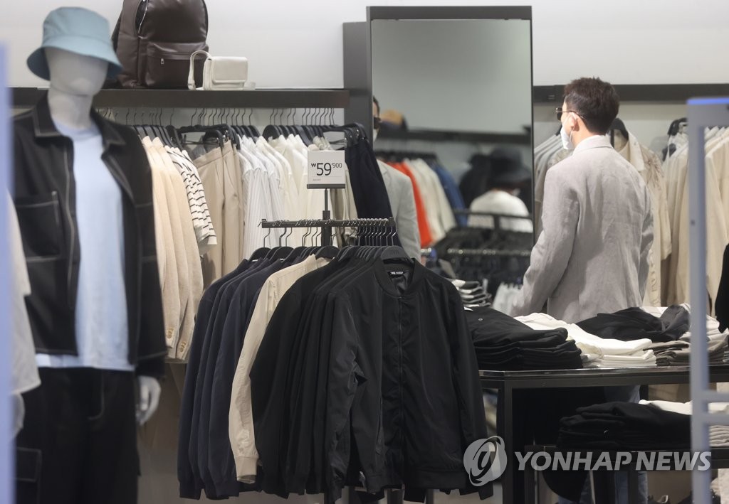 마스크 없는 봄, 대형마트 패션·화장품 수요 오름세