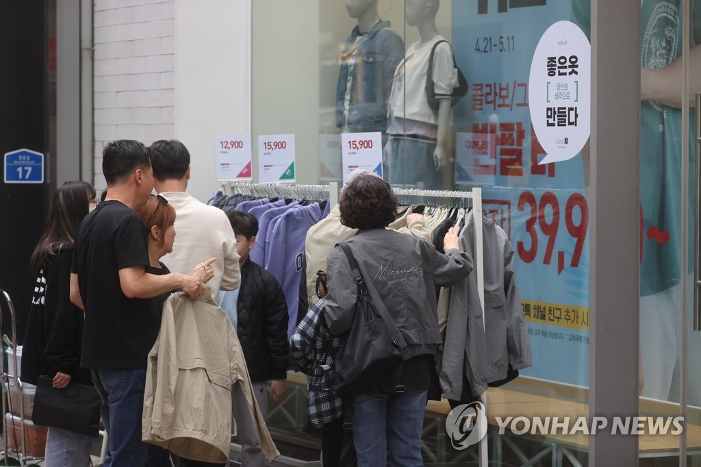 옷 사기 겁나네…의류·신발 물가 11년만에 최고치 상승