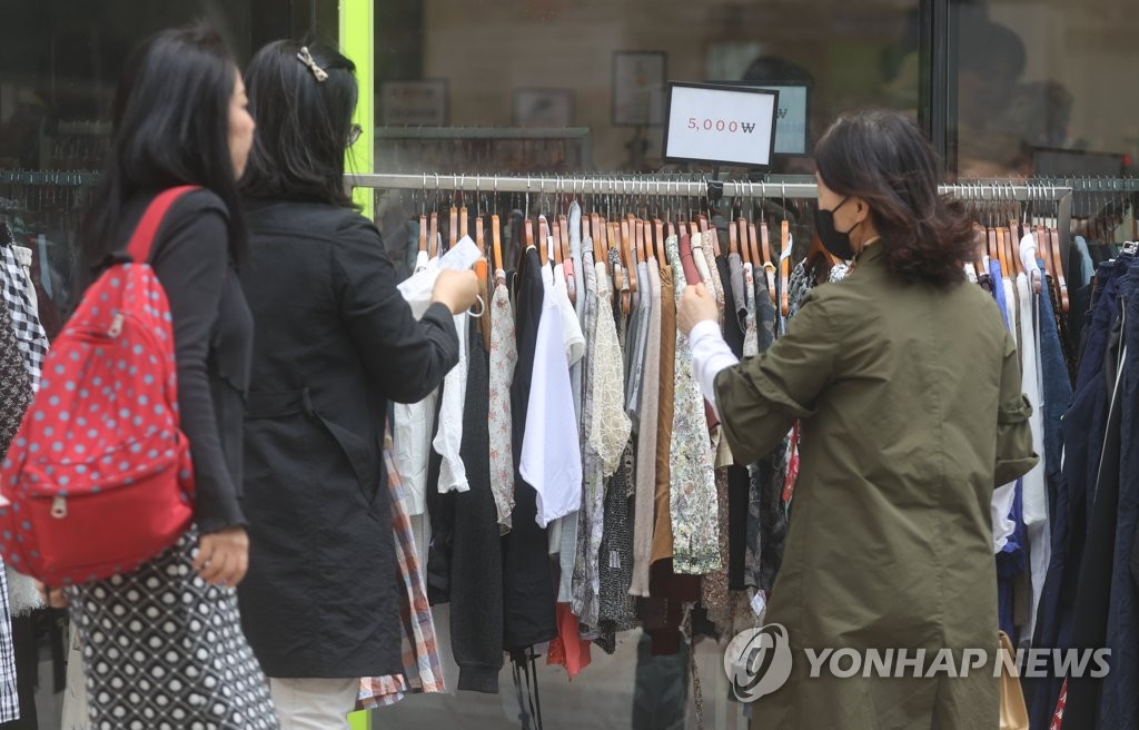 옷 사기 겁나네…의류·신발 물가 11년만에 최고치 상승