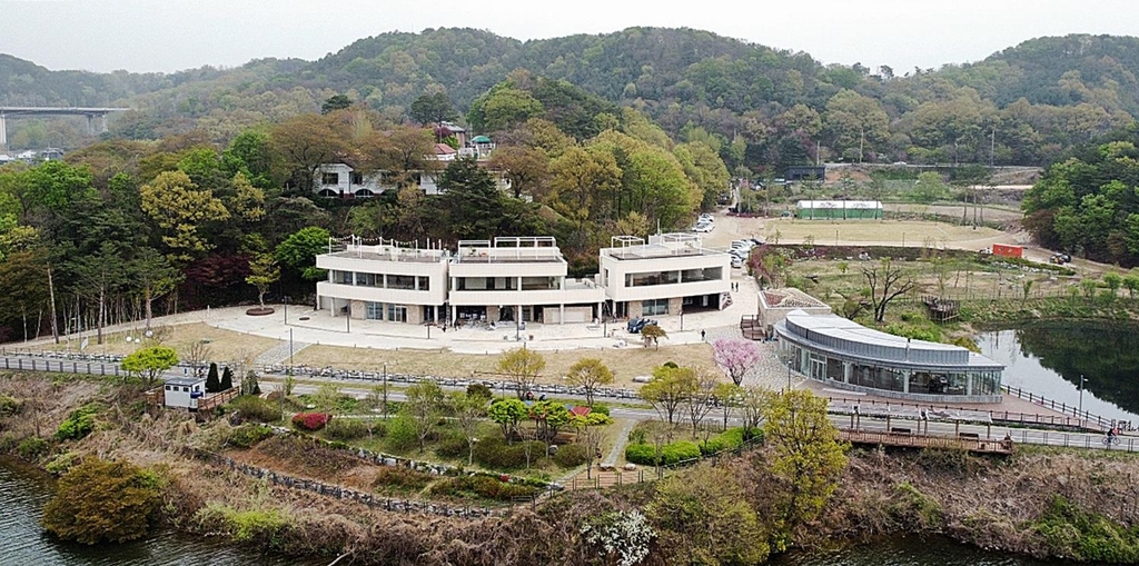 작년 폐업한 팔당 명소 봉주르, 새 주인 만나 재탄생