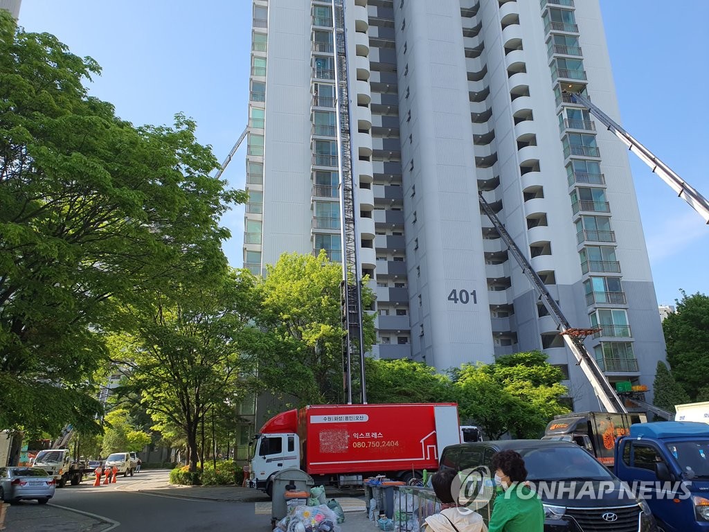 리모델링 앞두고 이사 작업이 한창인 분당 무지개마을4단지