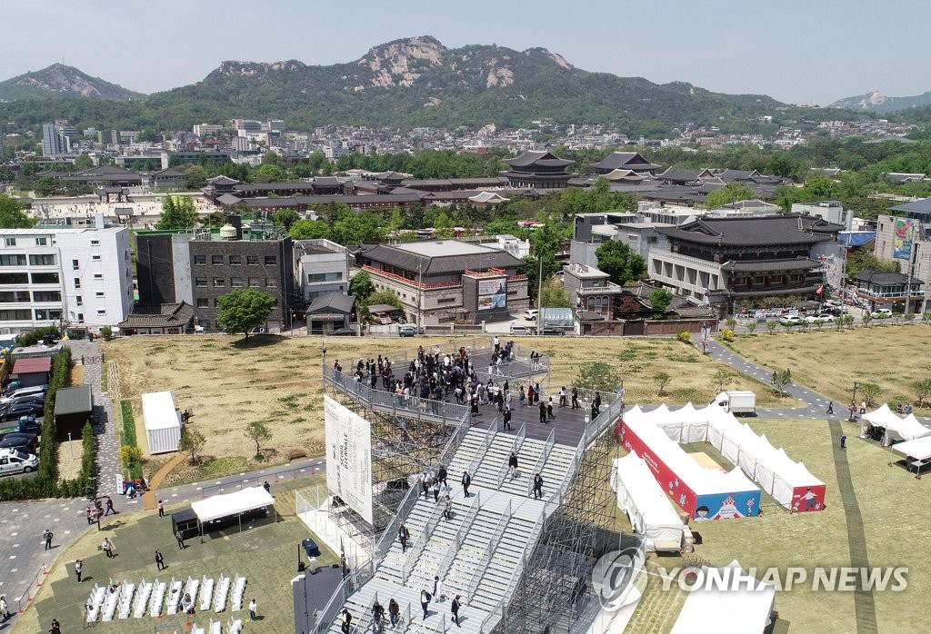 열린송현녹지광장에 설치된 하늘소