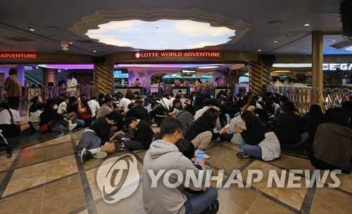 어린이날 롯데월드 입장 기다리는 어린이들